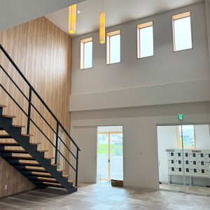 採光豊かな新工場玄関の内装。滋賀の穏やかな雰囲気の中で商談が可能。