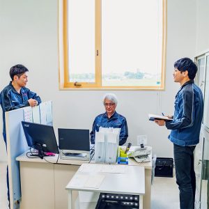 製品提案について意見を交わす営業スタッフ。ベンチャー精神が息づく職場。