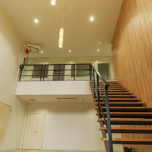 温かみある色合いの滋賀工場メイン棟玄関内観。来訪者を迎える空間。