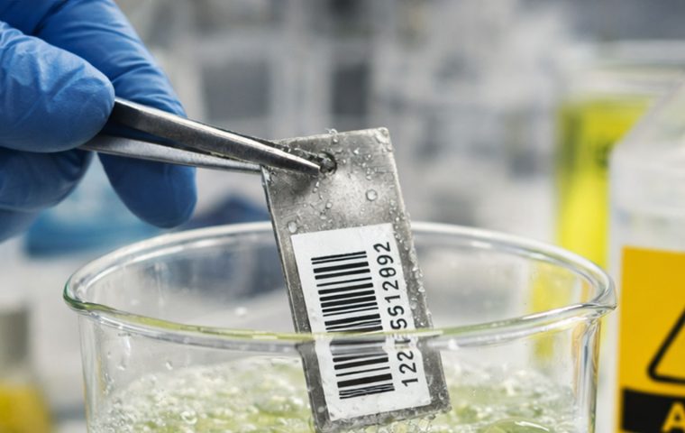 耐薬品性評価試験を行う、開発職のイメージ写真