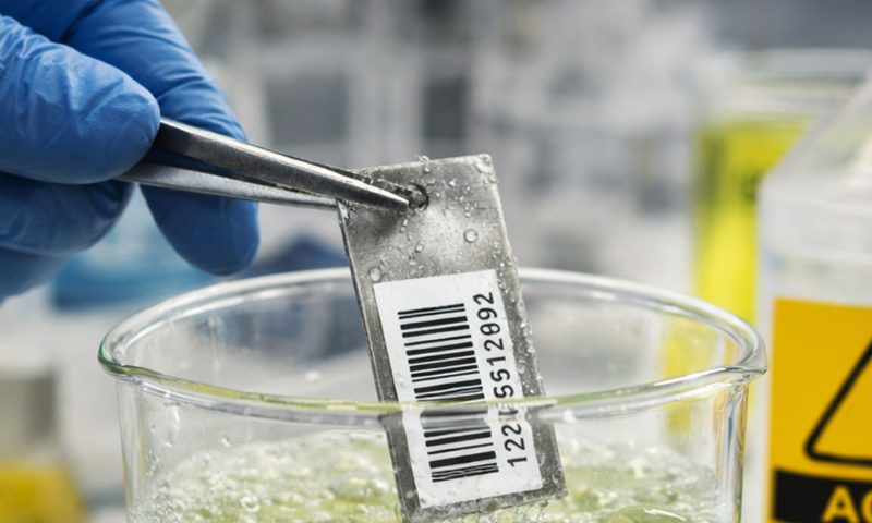 耐薬品性評価試験を行う、開発職のイメージ写真